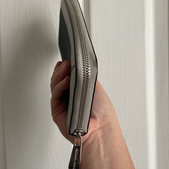 Michael Kors Long Wallet EUC - Picture 5 of 8